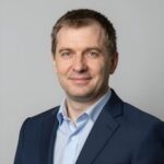 Профессиональный портрет уверенного бизнесмена на нейтральном фоне для SMM-продвижения стоматологических клиник